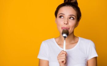 Here's the ideal ingredient to moisturize your dry lips according to a dermatologist (and you have it in the fridge)